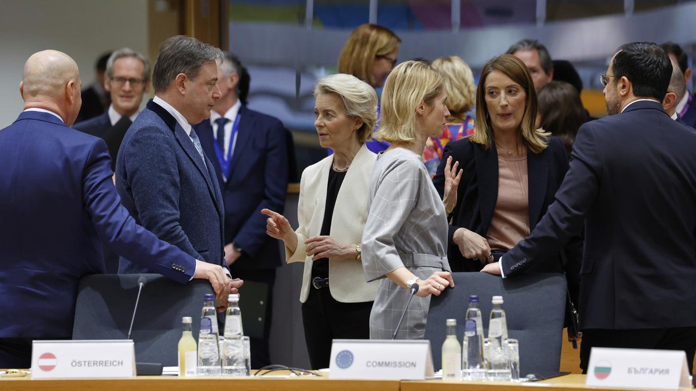La presidente della Commissione europea, Ursula von der Leyen, durante una tavola rotonda al vertice dell'UE a Bruxelles, 6 marzo 2025