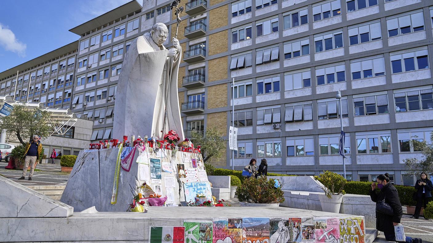 Notte tranquilla per il Papa al Gemelli di Roma