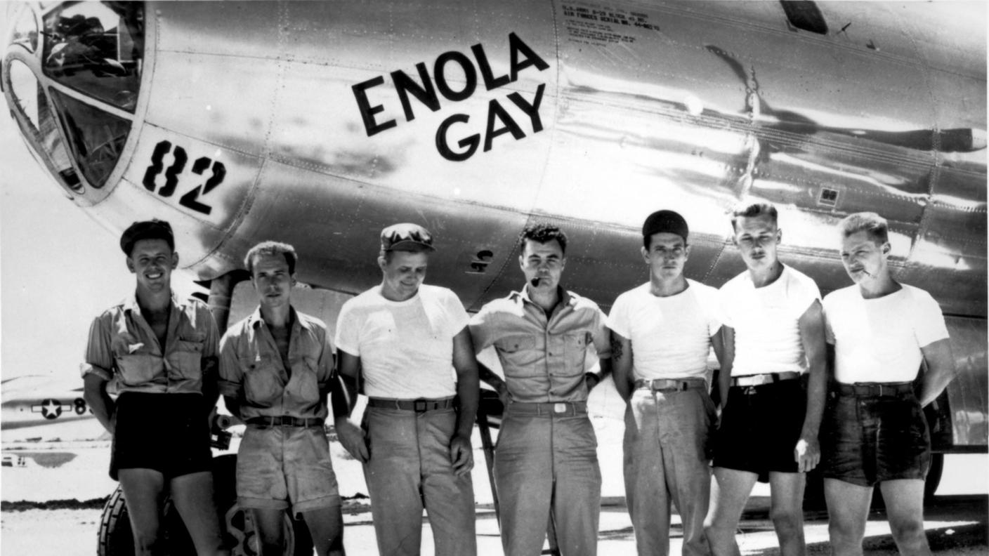 L'equipaggio guidato dal colonello Paul W. Tibbet (al centro) posa davanti al B-29 che portò sopra Hiroshima Little Boy