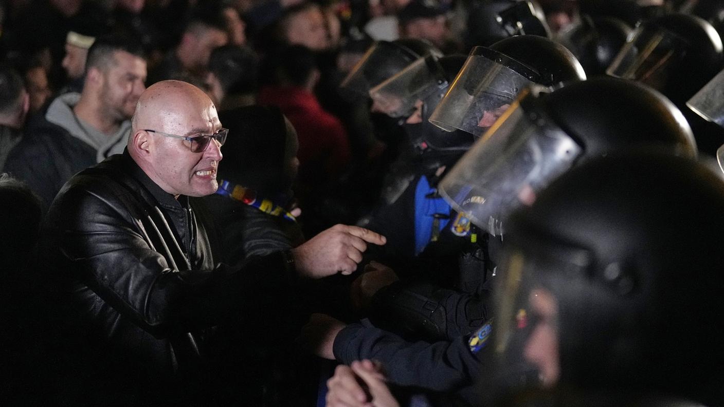 "I dimostranti hanno forzato il cordone di gendarmi per cercare di entrare nell’edificio”, ha affermato la polizia