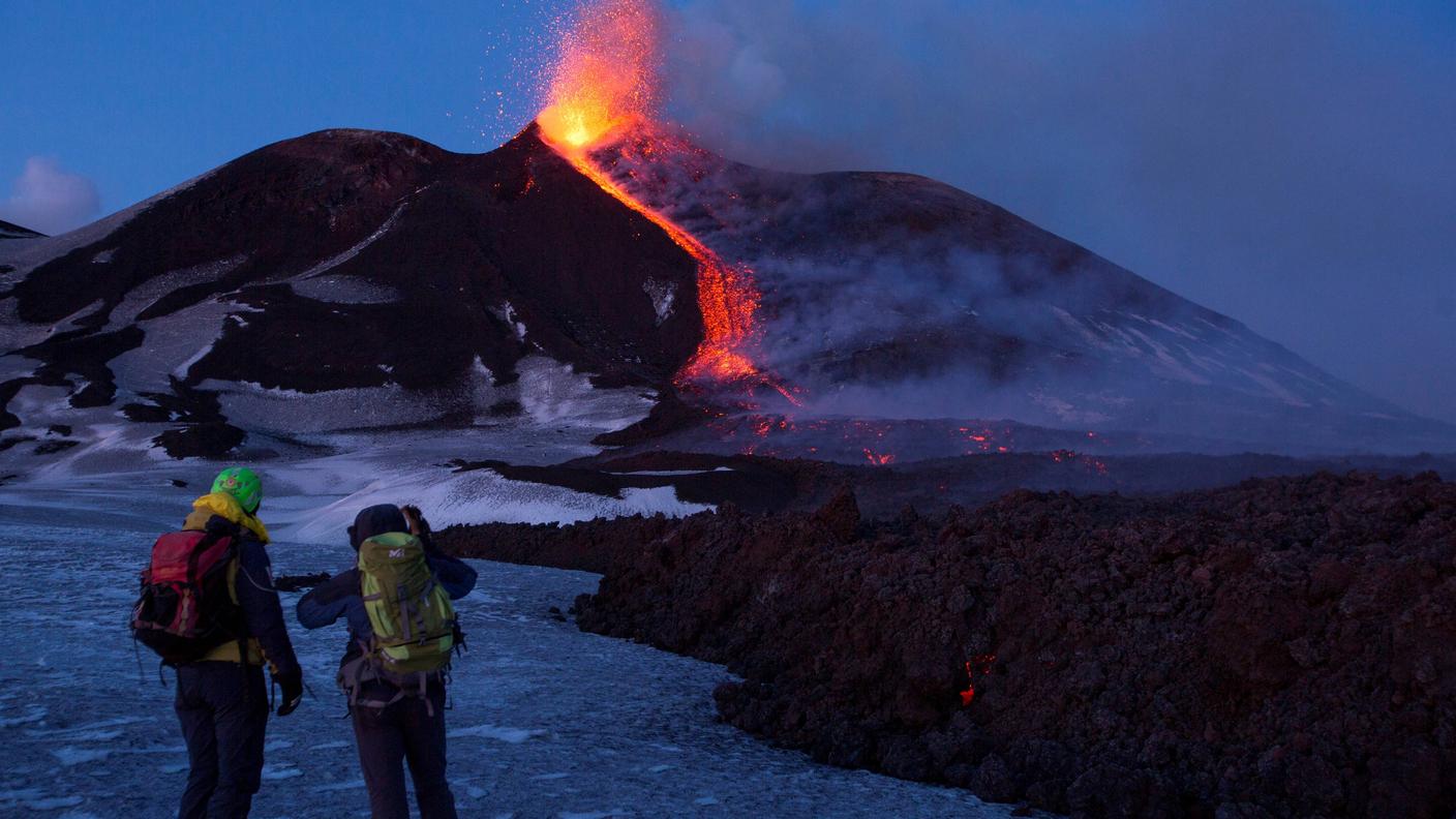 L'Etna continua la sua attività ma senza minacciare i villaggi vicini e i voli da e per Catania