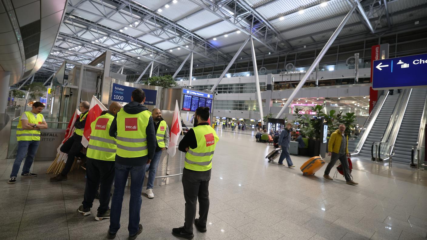 Personale dell'aeroporto di Düsseldorf aderenti al sindacato in sciopero mentre i passeggeri restano a terra