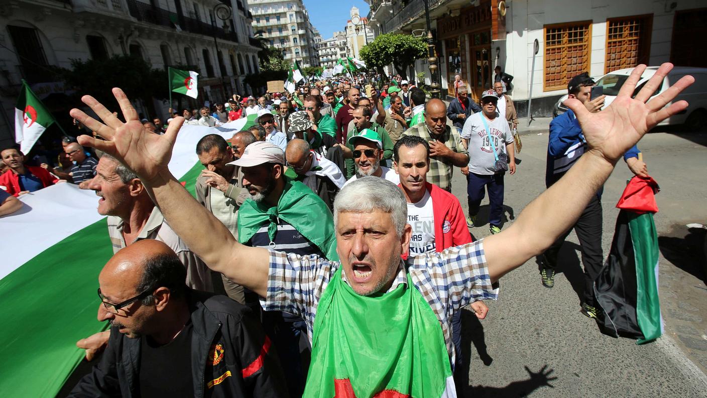 Gli algerini hanno protestato in questi giorni chiedendo un rinvio delle elezioni presidenziali