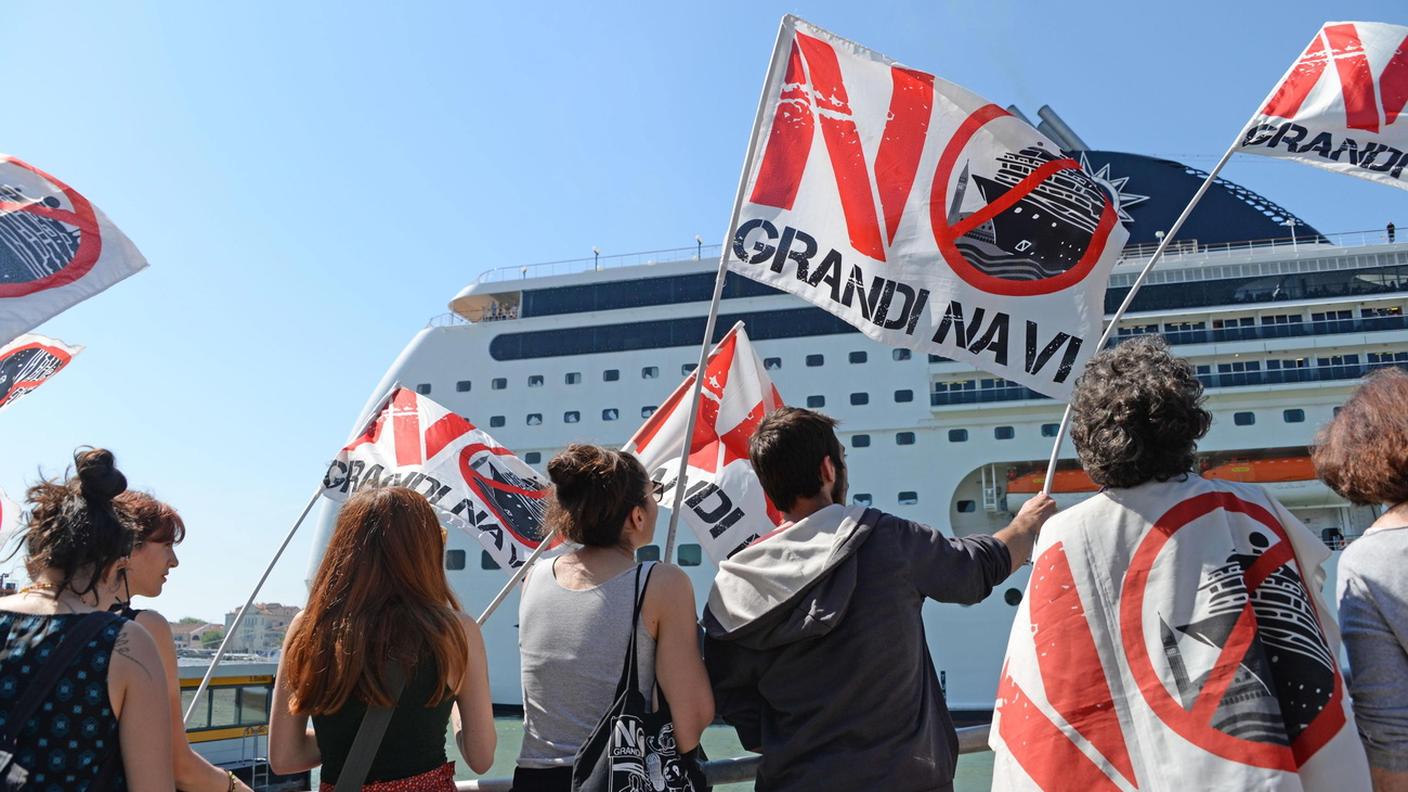 Proteste dopo la collisione di una nave MSC con una barca turistica a Venezia, il 2 giugno 2019
