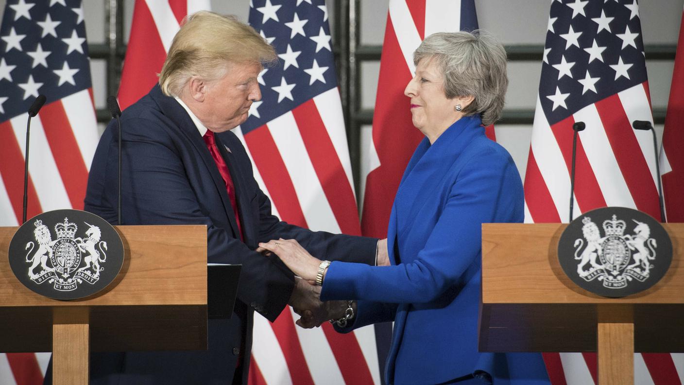Trump con Theresa may in un'immagine scattata oggi a Londra