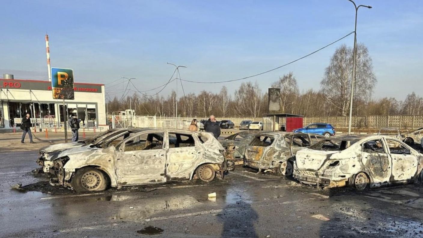 Auto bruciate a Domodedovo, in seguito all'attacco con droni ucraini sulla regione di Mosca