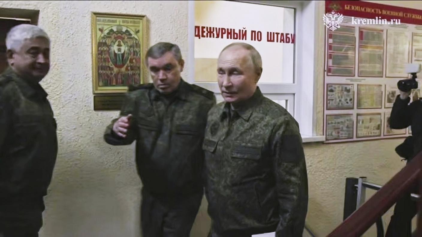 Putin, in tenuta da guerra, ha visitato oggi il quartiere generale russo nel Kursk