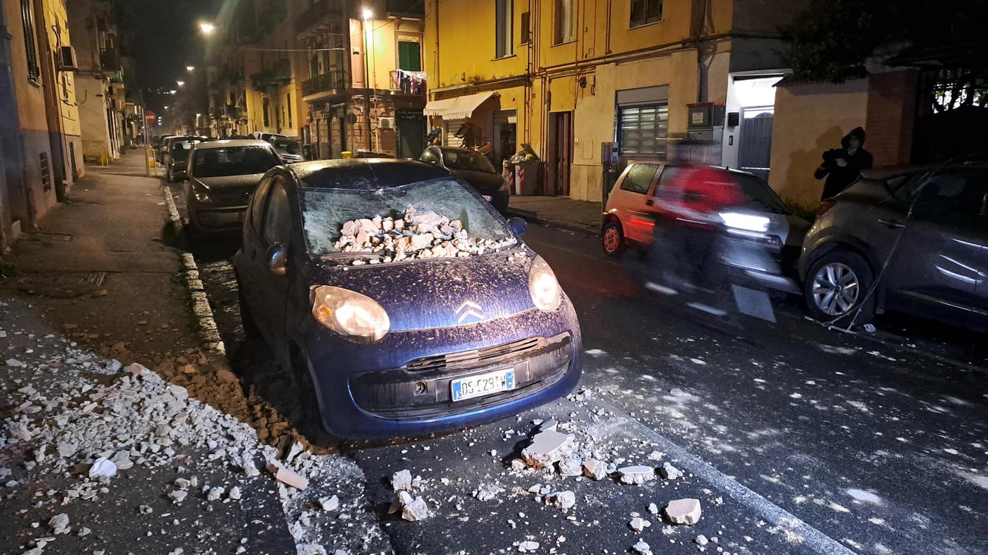 Un'auto danneggiata dai calcinacci caduti dopo la scossa sismica di giovedì notte a Bagnoli