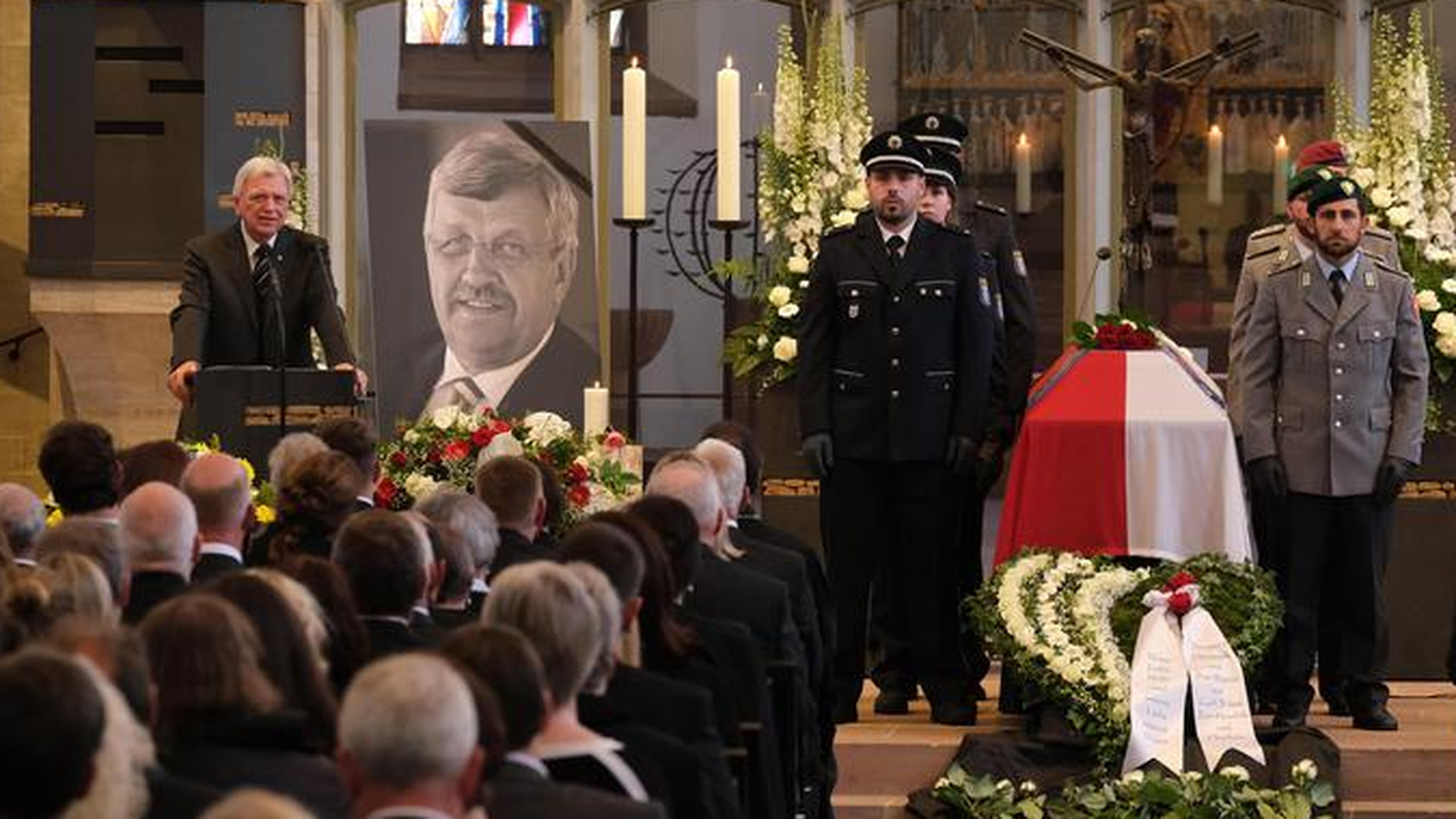 I funerali di Walter Lübcke, favorevole all'accoglienza dei migranti
