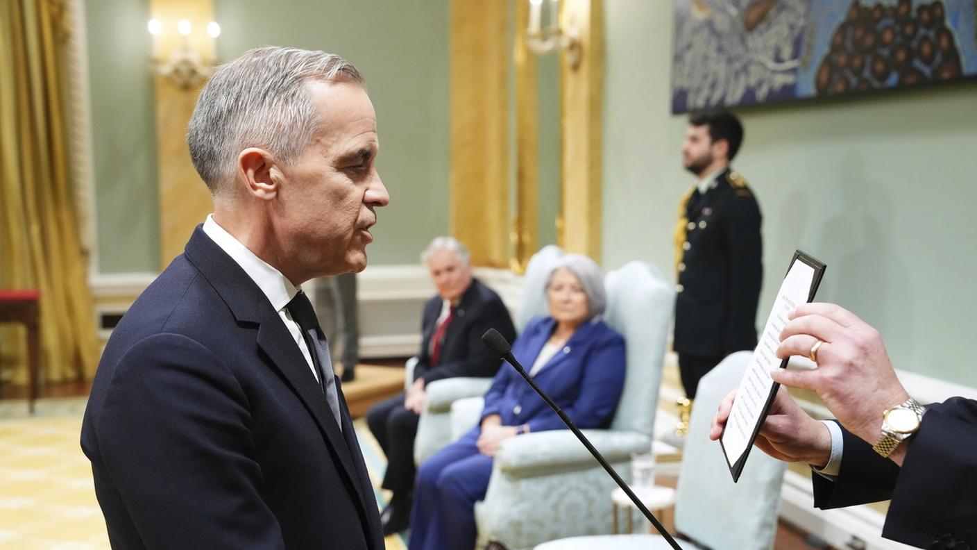 Il nuovo primo ministro durante la cerimonia di investitura