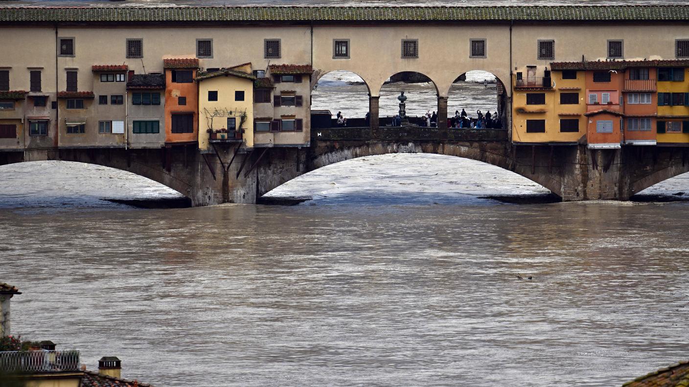 Il fiume Arno in piena all'altezza del Ponte Vecchio a Firenze