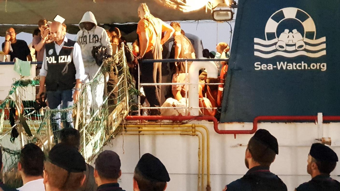 I migranti sono stati fatti sbarcare dalla Sea Watch all'alba