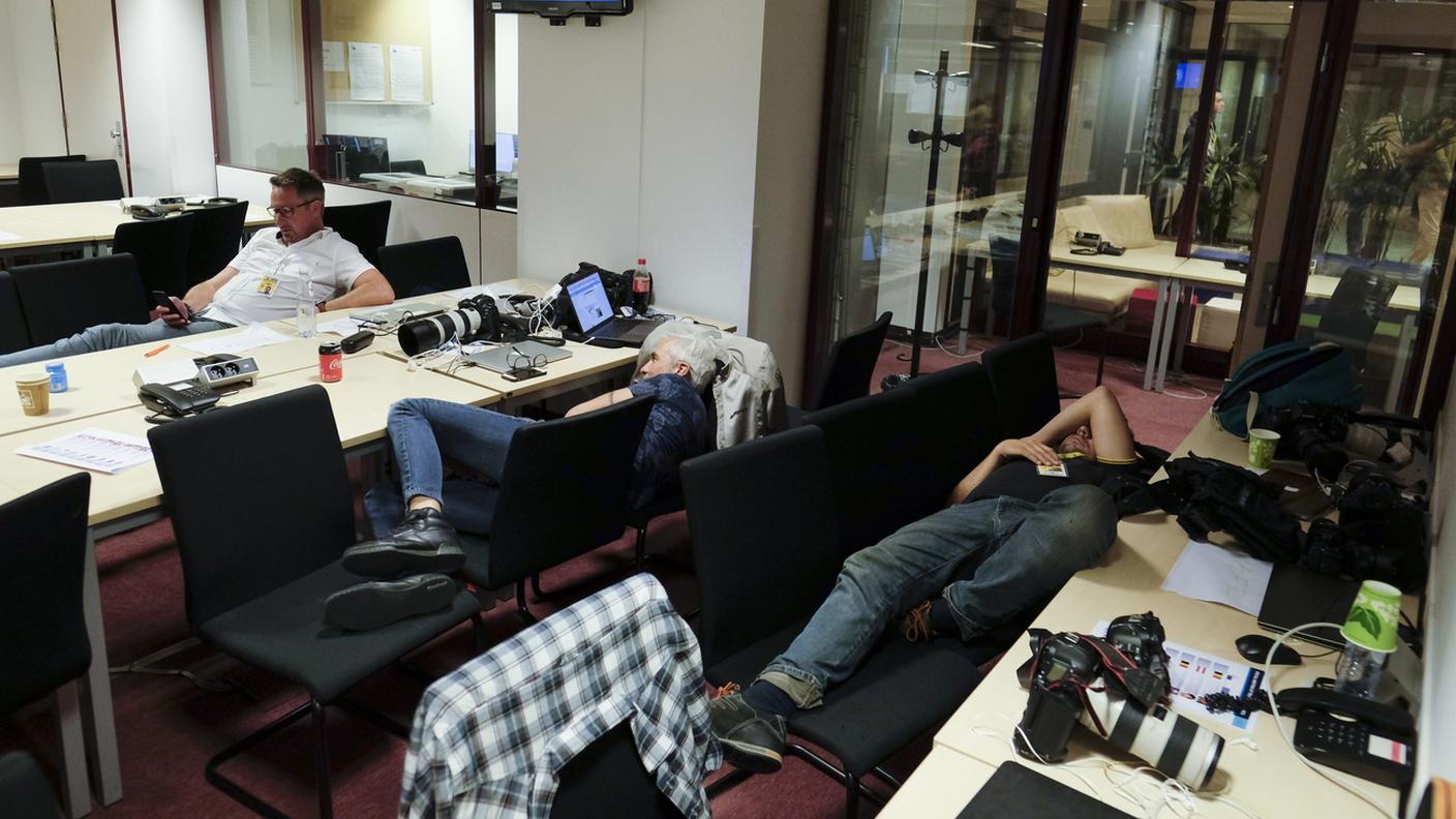 La notte ha sfiancato anche i giornalisti