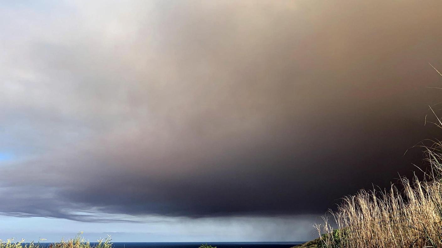 Lo strato di ceneri sopra l'isola, dopo la violenta eruzione di ieri