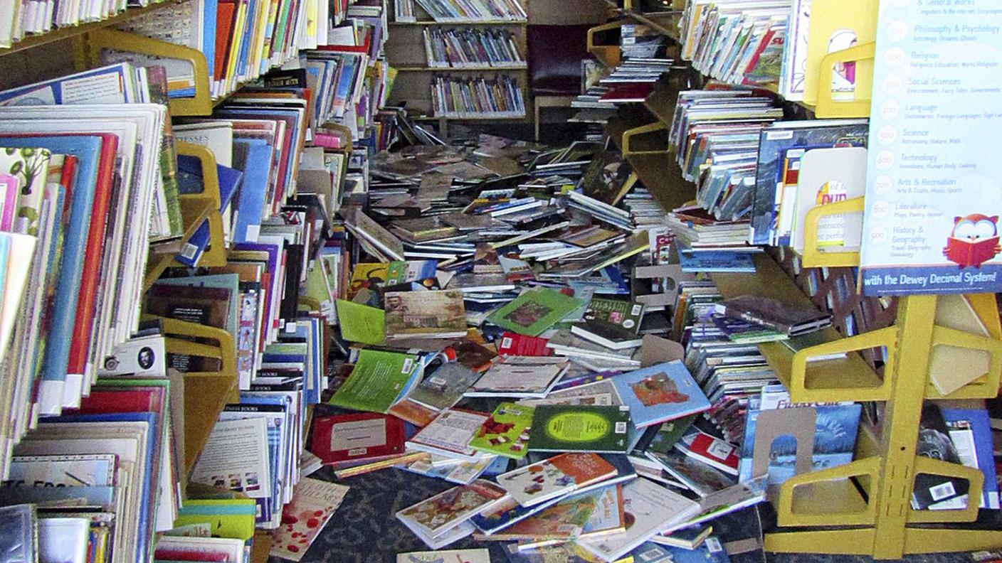 Gli effetti della scossa nella biblioteca della Kern County a nord di Los Angeles