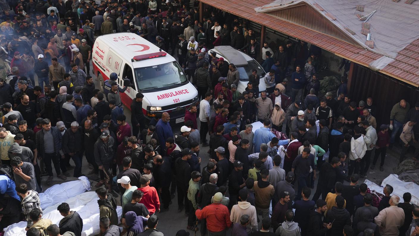 La folla tra morti e ambulanze nelle strade di Gaza