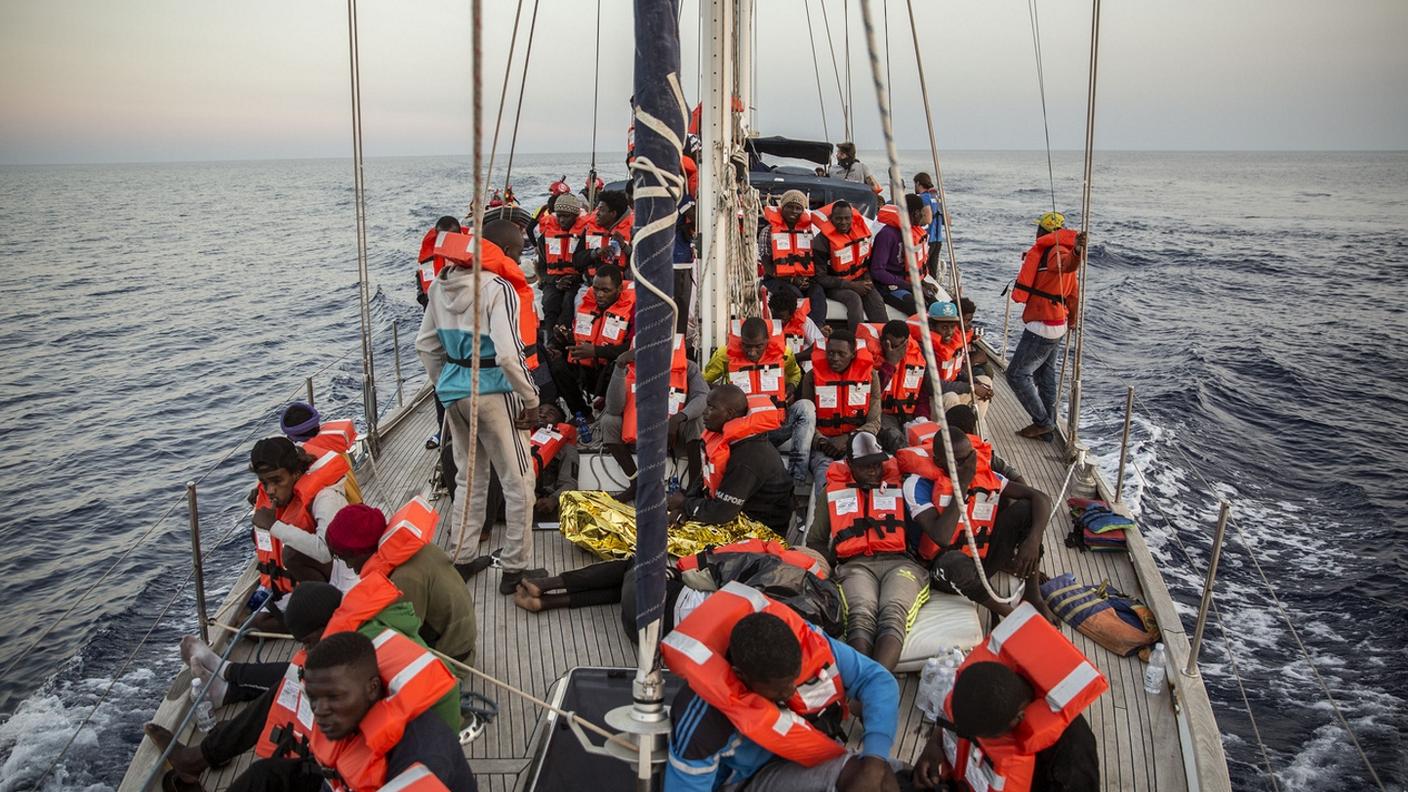 Il veliero Alex poco prima dell'attracco al porto di Lampedusa sabato pomeriggio