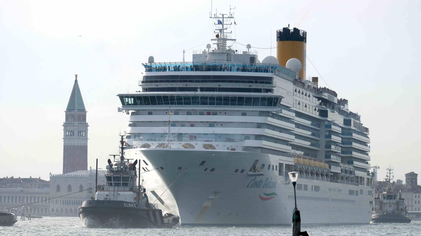 La Costa Deliziosa mentre naviga nel bacino di San Marco a Venezia in una foto d'archivio