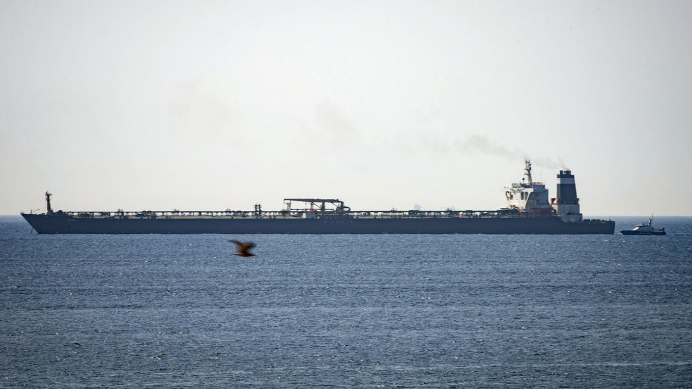La petroliera è sospettata di contenere 2,1 milioni di barili di petrolio greggio