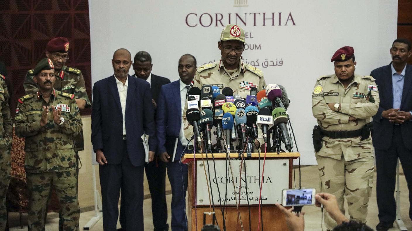 Il generale Mohamed Hamdan Dagalo mentre annuncia la firma dell'accordo