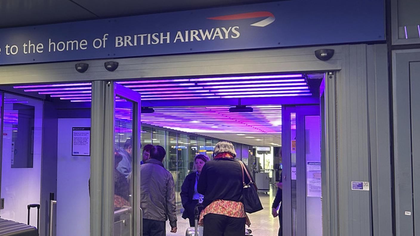 Passeggeri in attesa allo scalo di Heathrow 21 marzo 2025