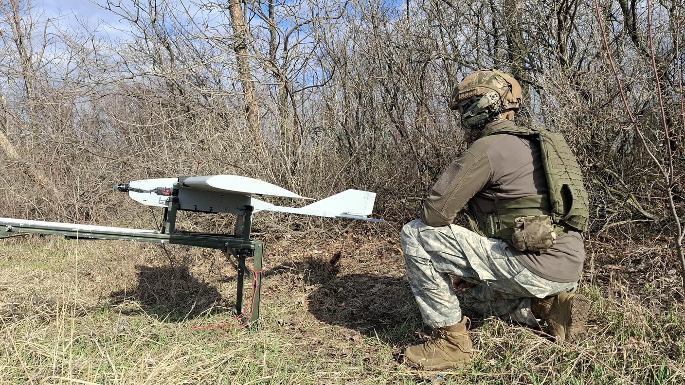 Un soldato ucraino pronto a lanciare un drone