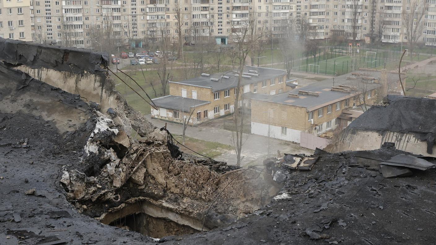  I droni hanno colpito edifici residenziali, innescando incendi ai piani superiori