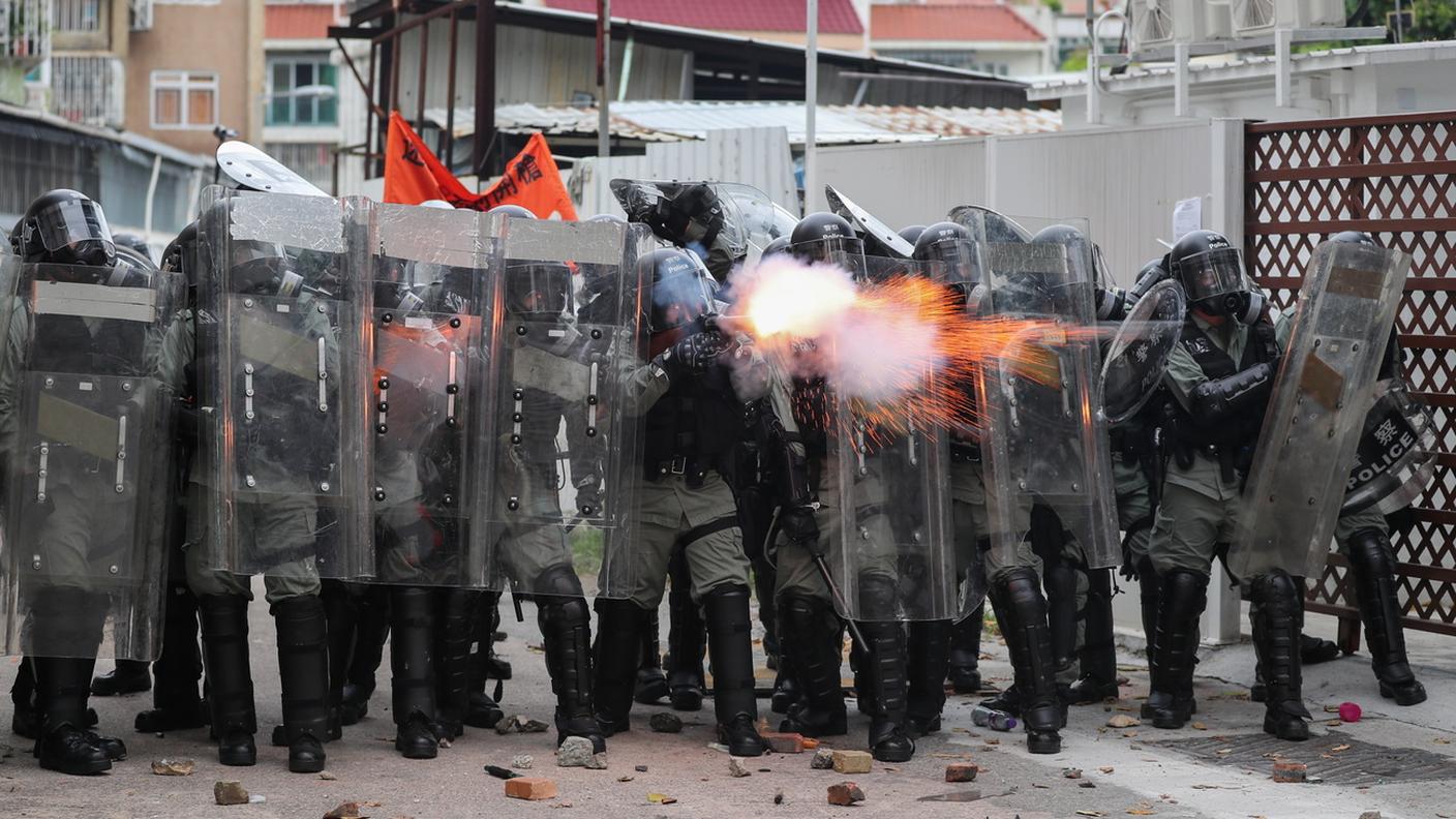 Scontri tra le forze dell'ordine e i manifestanti a Hong Kong