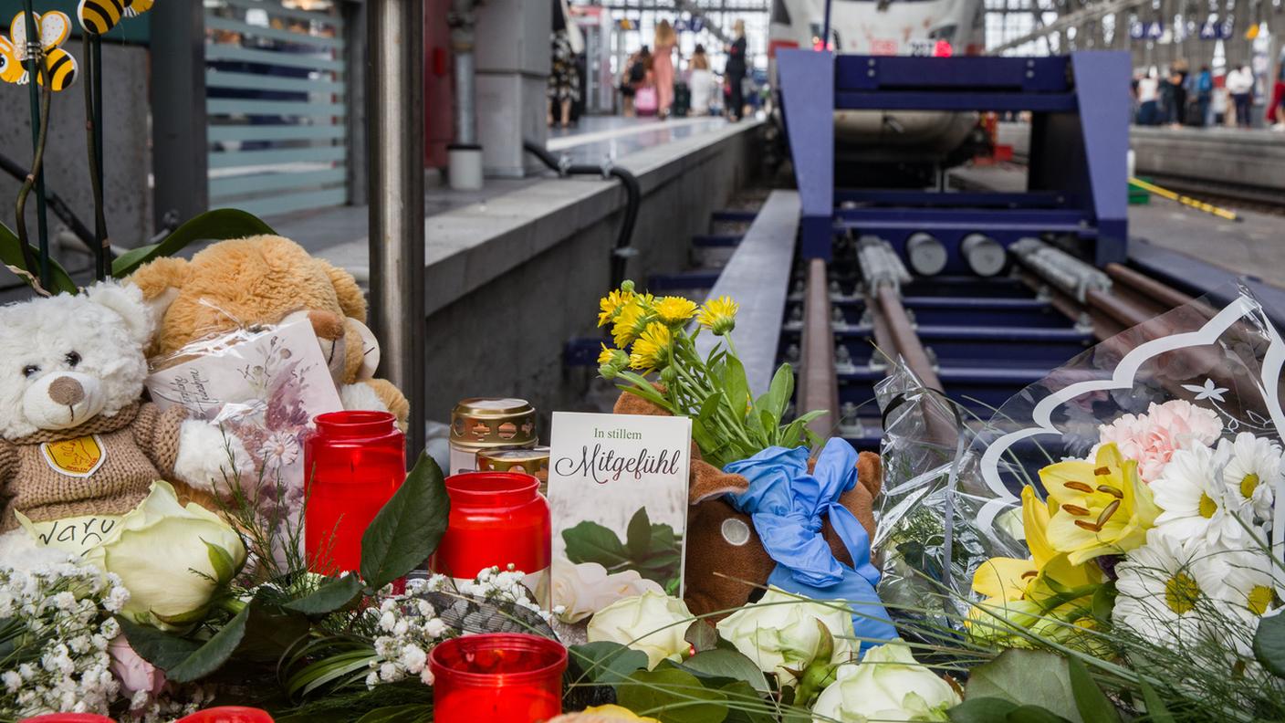 Fiori e peluche nel luogo dove è morto il bambino