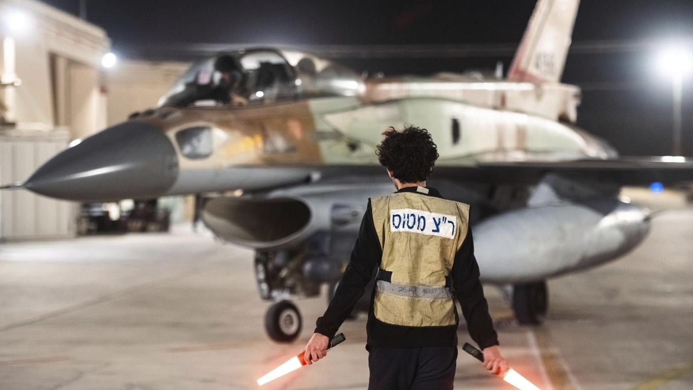 Un aereo da combattimento israeliano si prepara al decollo da una base segreta verso una missione