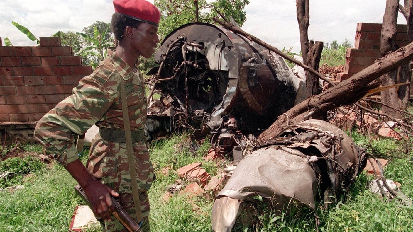 I resti dell'aereo presidenziale dopo l'attentato del 1994