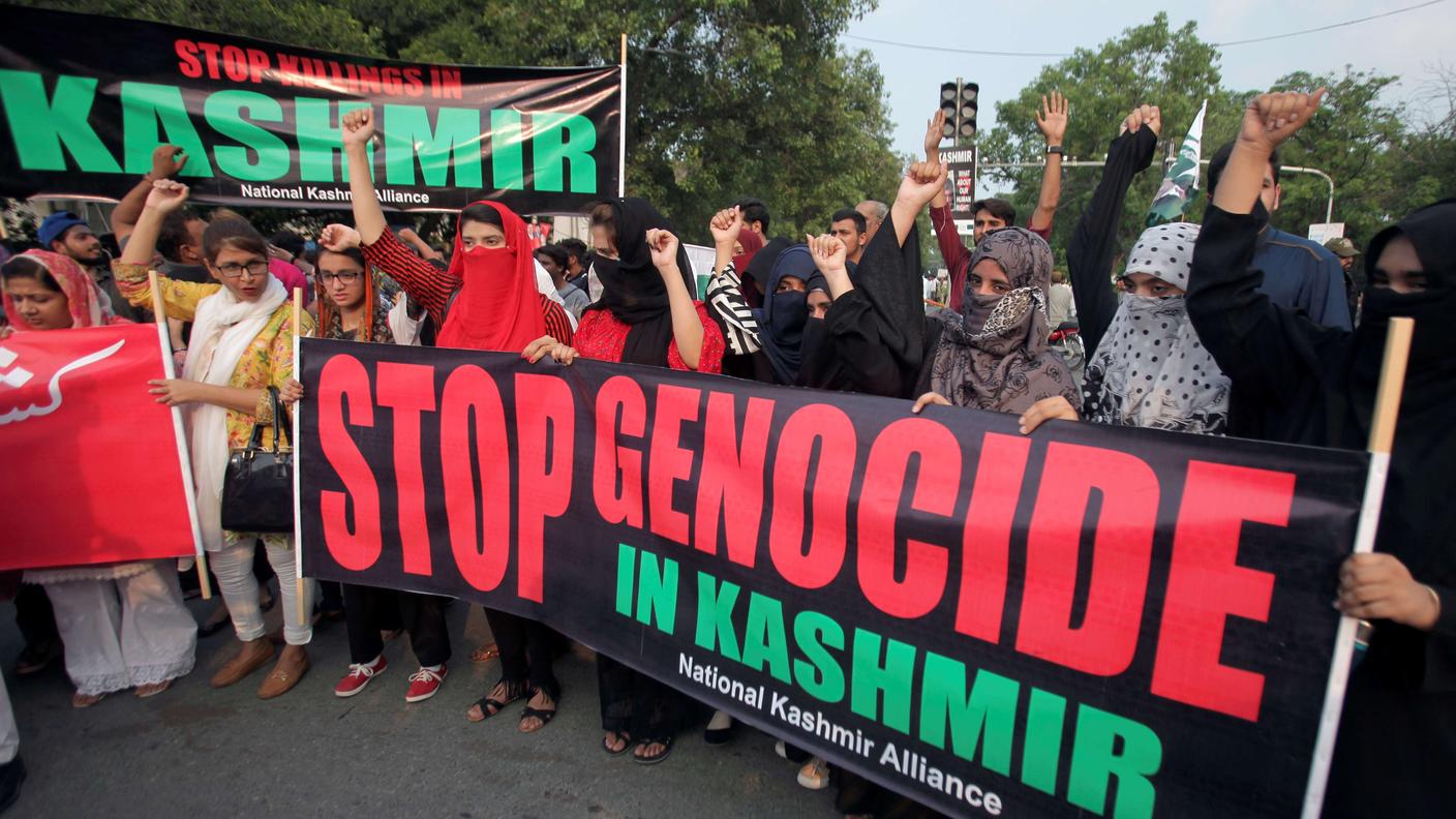 Manifestanti pakistani protestano contro la decisione indiana sul Kashmir