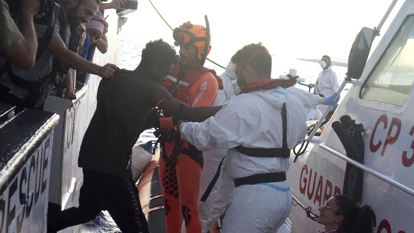 Alcuni dei migranti sbarcati dalla Open Arms