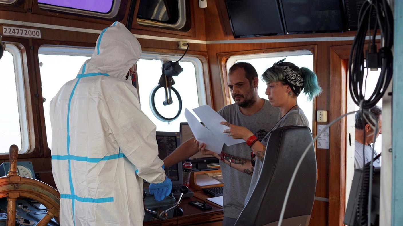 Ufficiali del ministero consegnano i documenti dopo l'ispezione di domenica