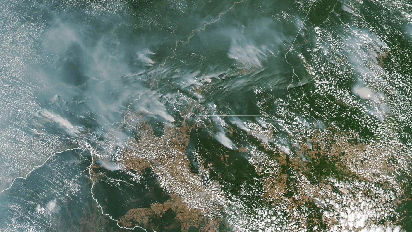Gli incendi in Amazzonia fotografati da un satellite NASA il 13 agosto