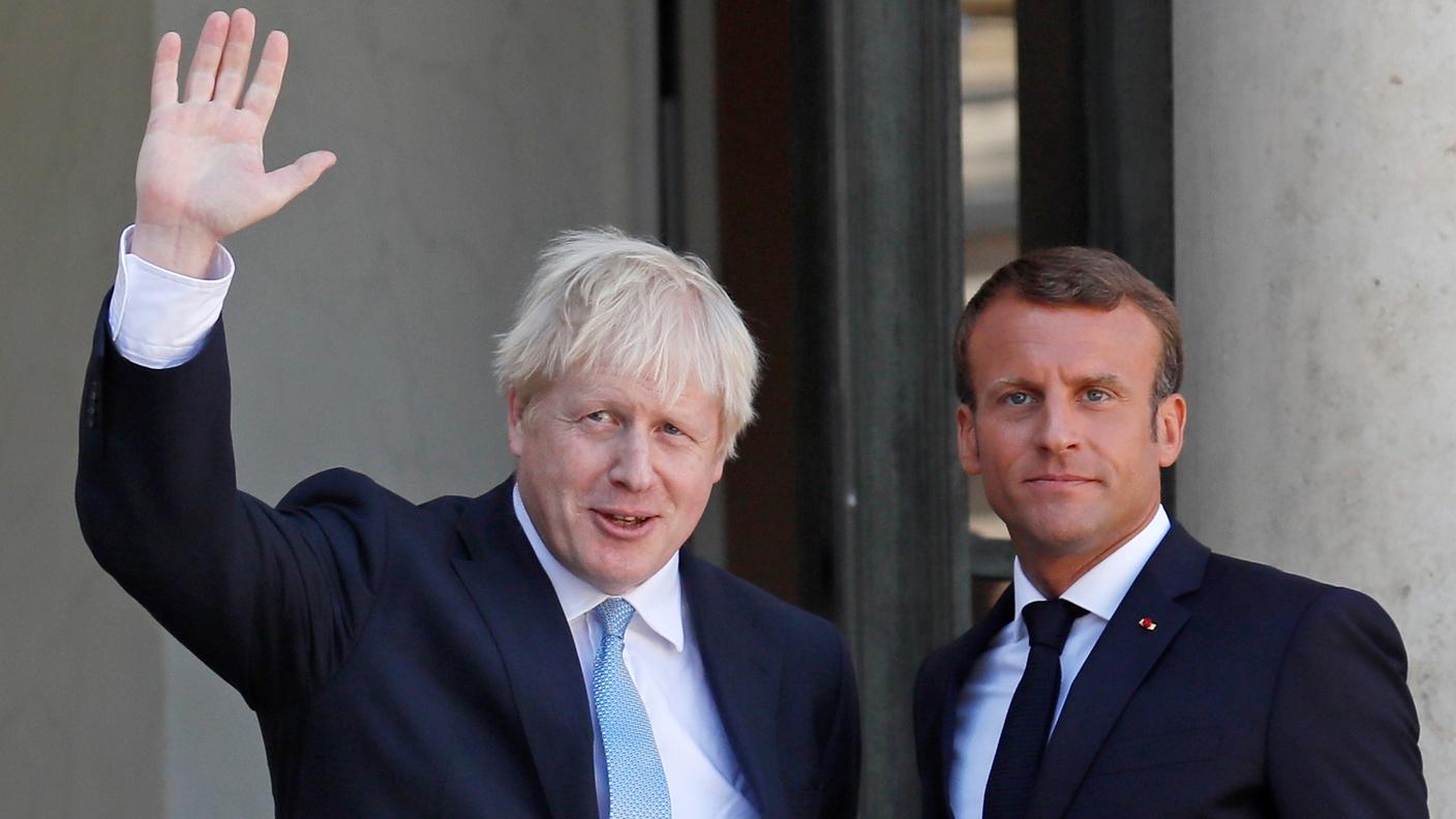 Boris Johnson ed Emmanuel Macron dopo l'incontro tenutosi giovedì a Parigi