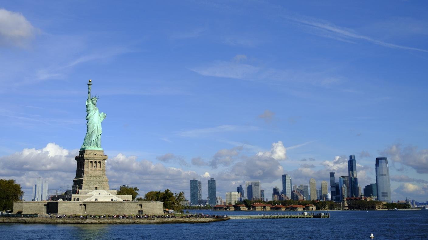 La Statua della Libertà di fronte alla skyline di New York