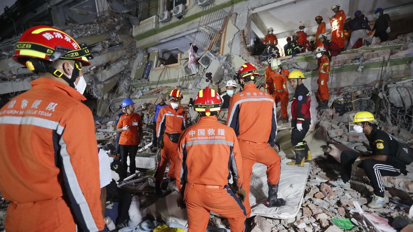 Tra le macerie soccorritori locali coadiuvati da specialisti cinesi
