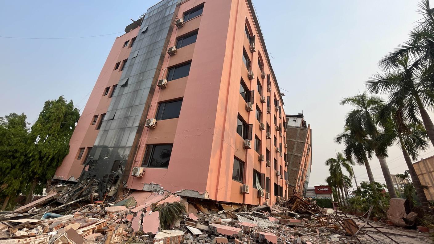 Edifici collassati, come questo hotel nella città di Mandalay
