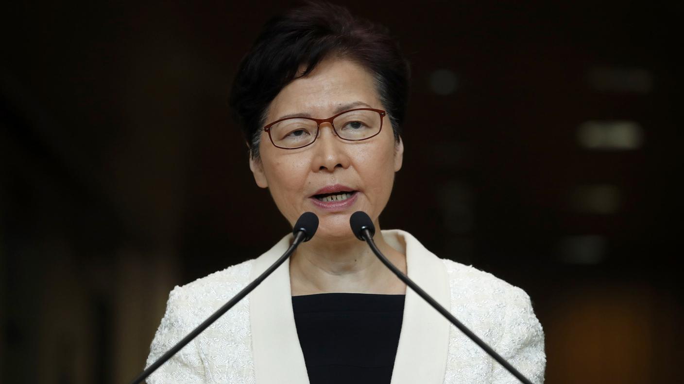 Gli attivisti pro-democrazia chiedono le dimissioni di Carrie Lam