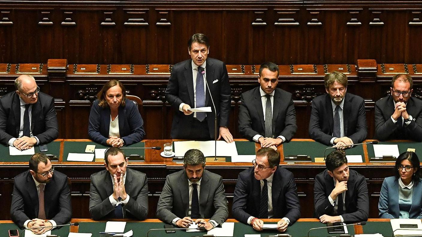 Giuseppe Conte di fronte all'aula tra i ministri dell'interno Luciana Lamorgese e degli esteri Luigi Di Maio