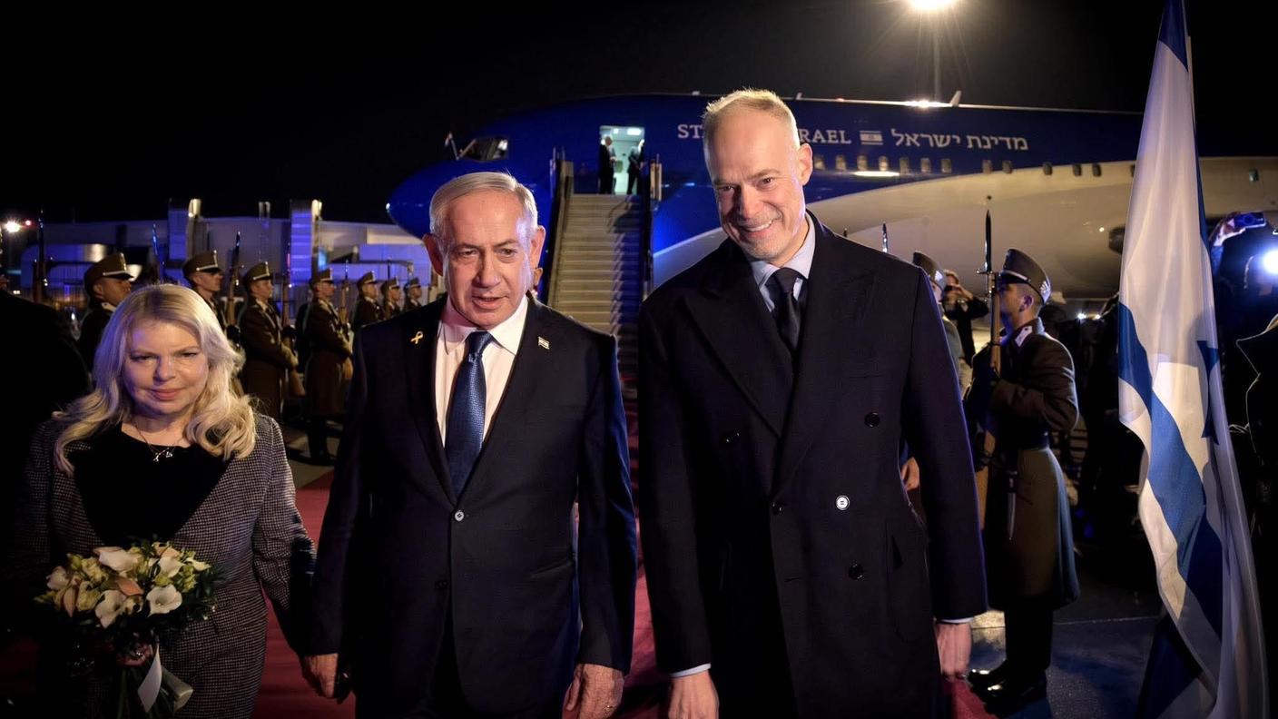 Il premier israeliano è stato accolto al suo arrivo dal ministro degli esteri magiaro Kristof Szalay-Bobrovniczky