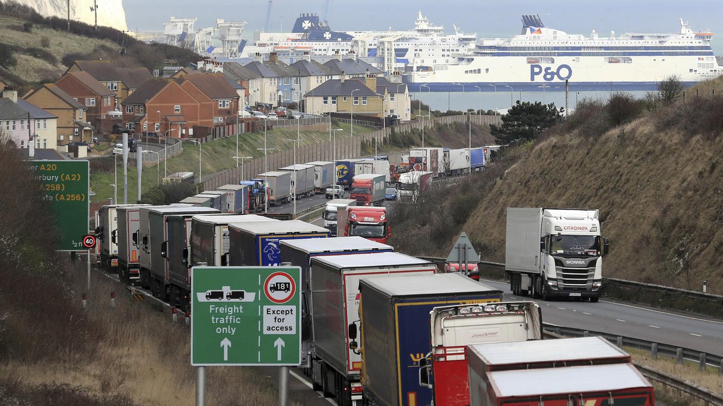 A causa dei necessari controlli a Dover, il numero di mezzi di trasporto provenienti da Calais scenderebbe tra il 40 e il 60% in un solo giorno
