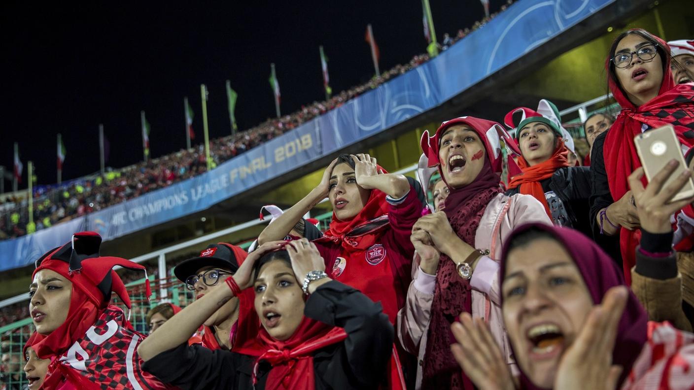 Alcune delle tifose che avevano avuto accesso allo stadio Azadi per la finale della Champions asiatica tra Persepolis e Kashima Antlers