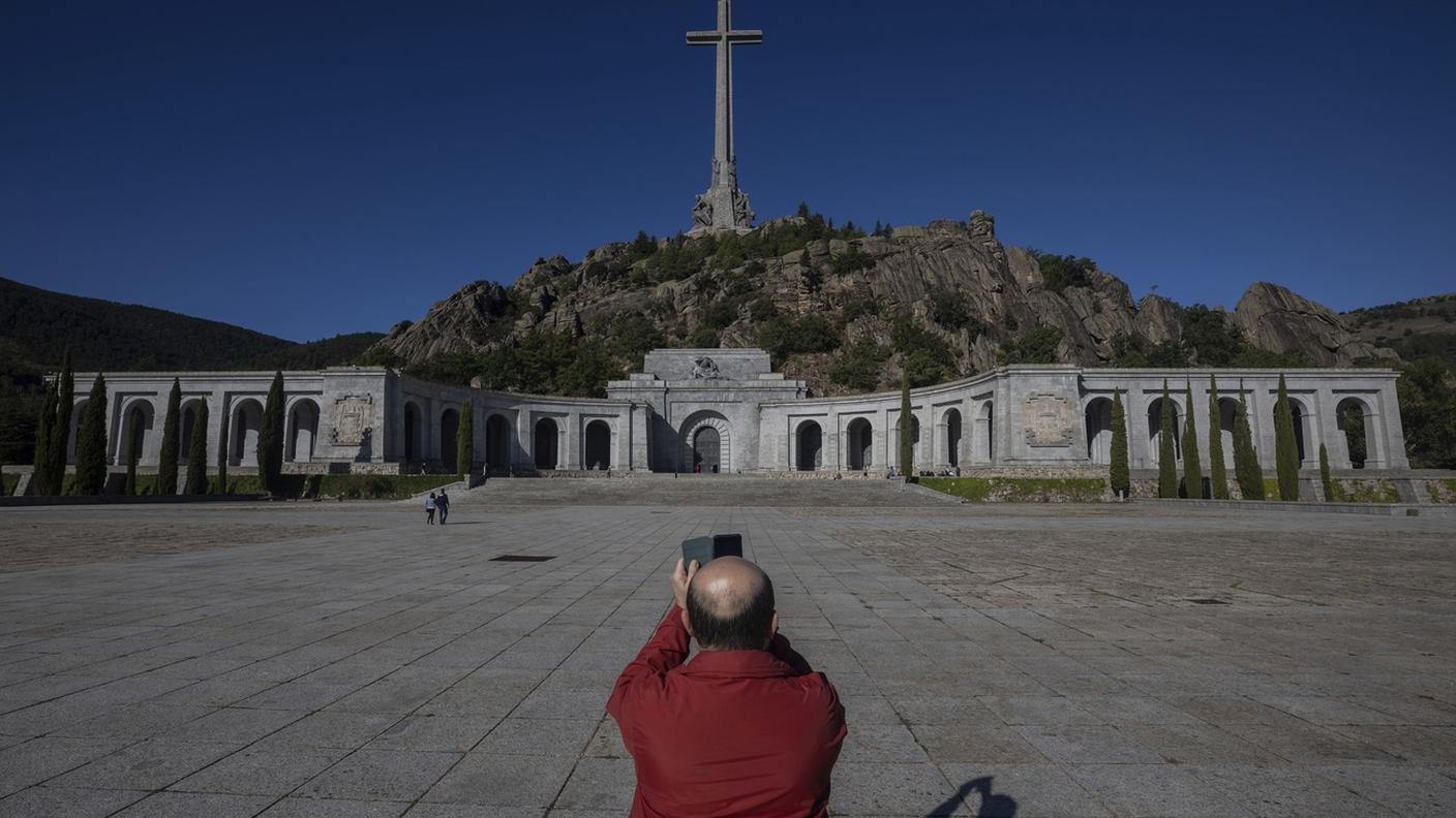 Il monumentale mausoleo dove l'ex dittatore è sepolto ora