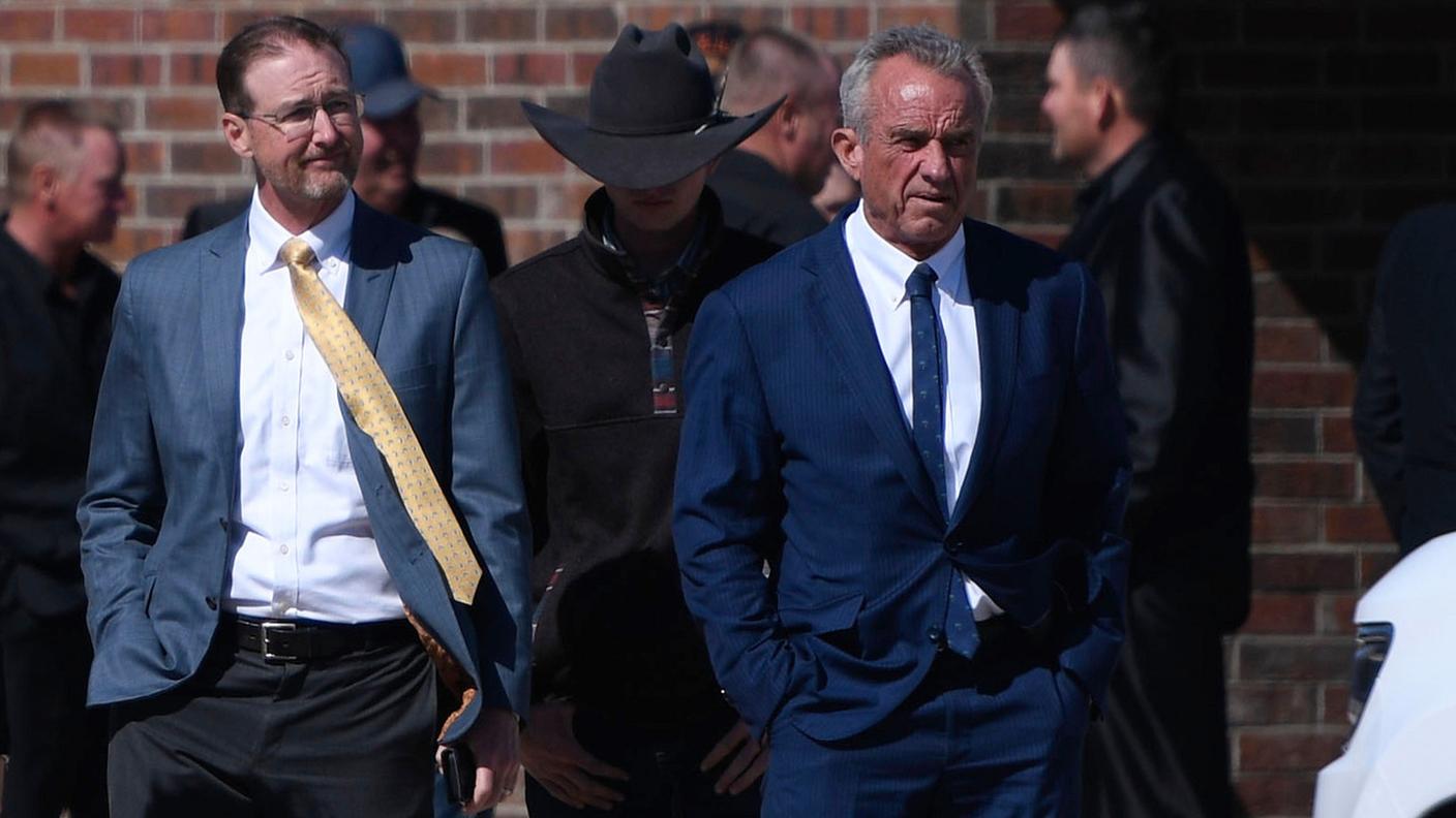 A destra nella foto, Kennedy Jr al suo arrivo in Texas, dopo la morte a causa dell'epidemia di una bimba di 8 anni