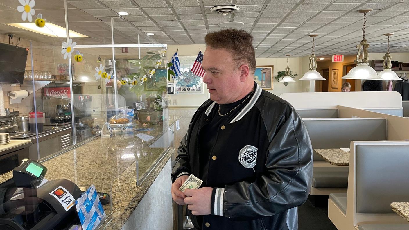 Chris Vitale, ex operaio Chrysler, invitato alla Casa Bianca da Trump per l’annuncio sui dazi