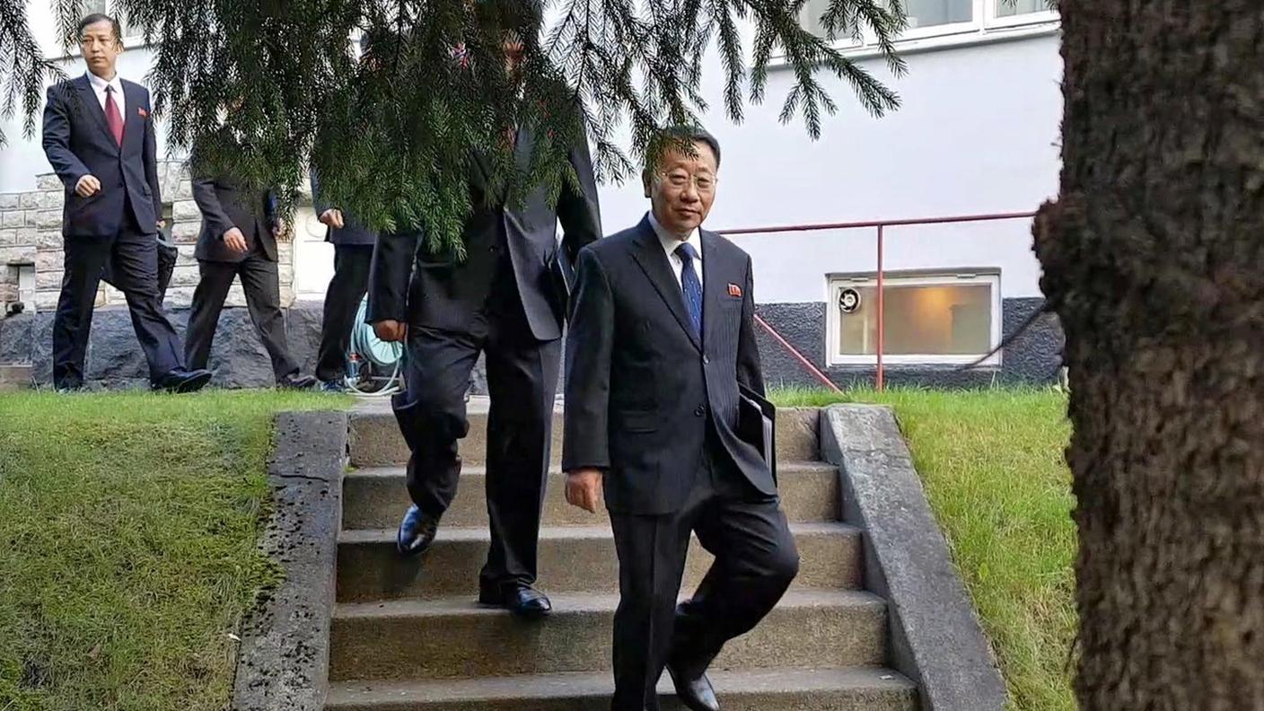 La delegazione di Pyongyang in un'immagine scattata oggi a Stoccolma