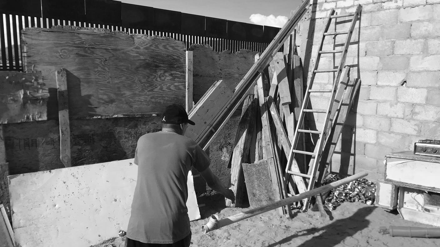 Il "Guate" usa una scala simile a questa per far passare i migranti. Si può allungare e le persone che scavalcano - dice lui - devono arrampicarsi come i pompieri.