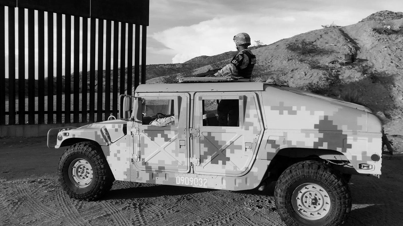 Qui al confine tra Ciudad Juarez e il Texas la barriera finisce. C'è una collina, un ostacolo naturale. Secondo Trump, la presenza di militari messicani lungo la frontiera ha fatto diminuire gli arrivi di migranti in USA.